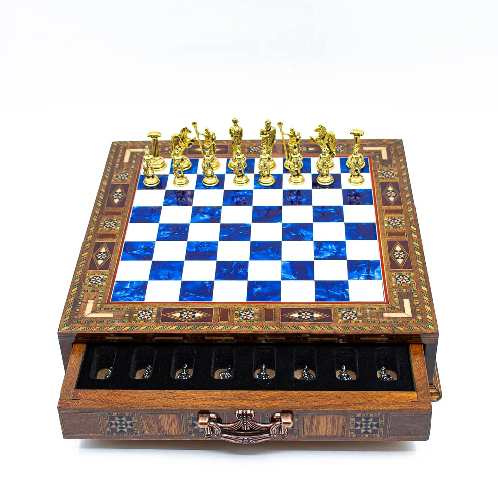 Set Șah de Lux Tematică Imperiul Roman, Piese Metalice, Tablă din Lemn Masiv 32 cm, Lucrat Manual, Cutie Depozitare