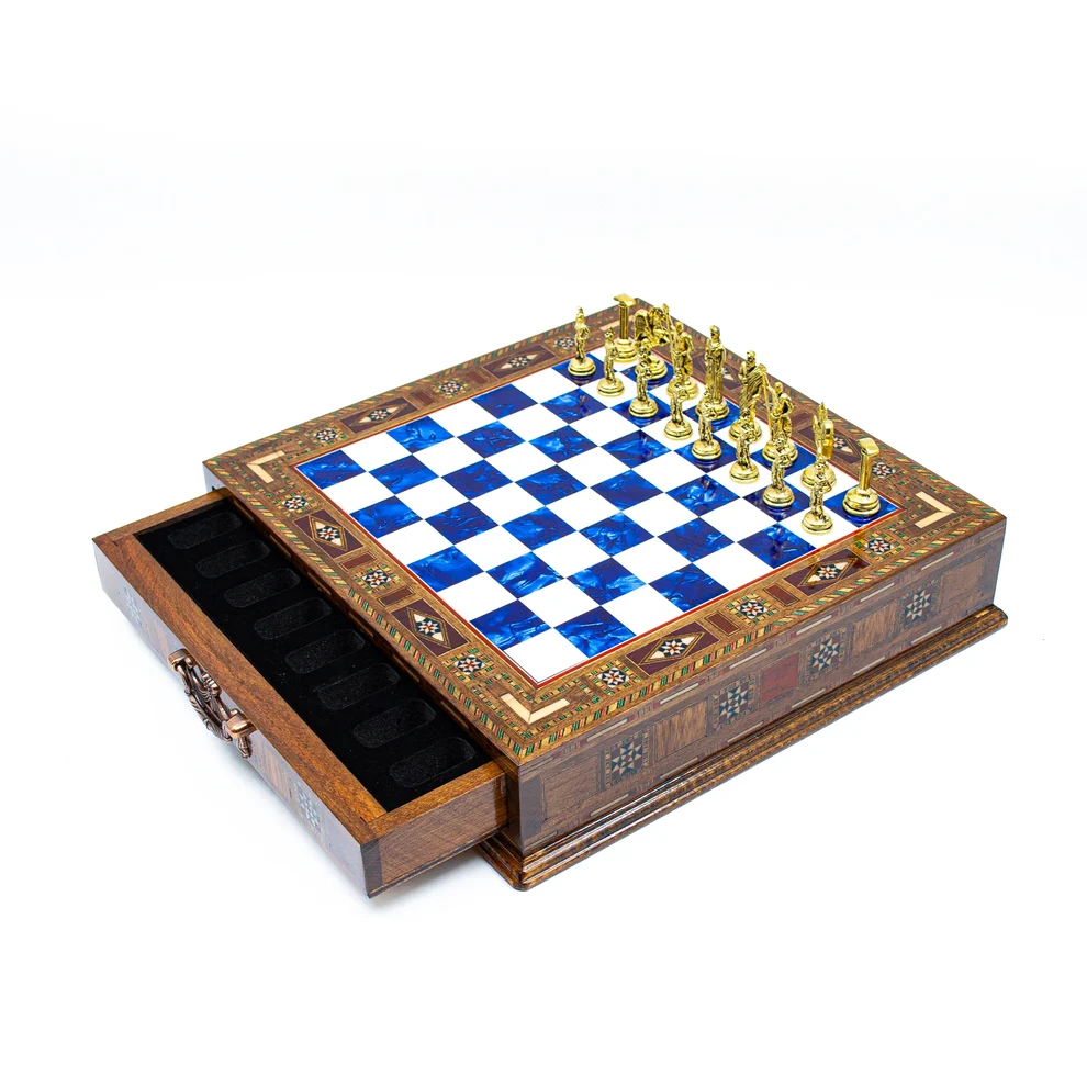 Set Șah de Lux Tematică Imperiul Roman, Piese Metalice, Tablă din Lemn Masiv 32 cm, Lucrat Manual, Cutie Depozitare